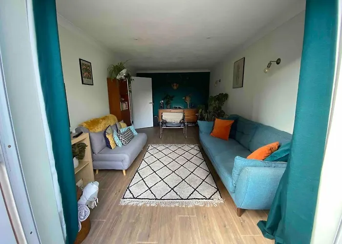3 Bed House, Garden, Parking, Close To Centre