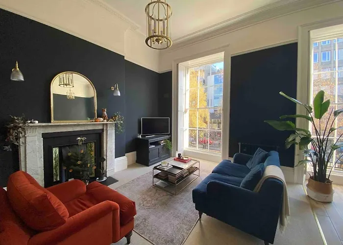 Beautiful 1 Bedroom Georgian Flat In Clifton Village With Parking