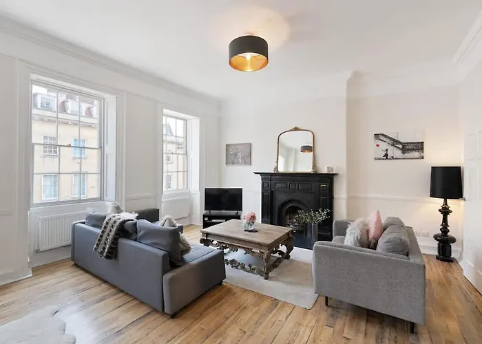 Large Luxury City Centre Flat With Balcony