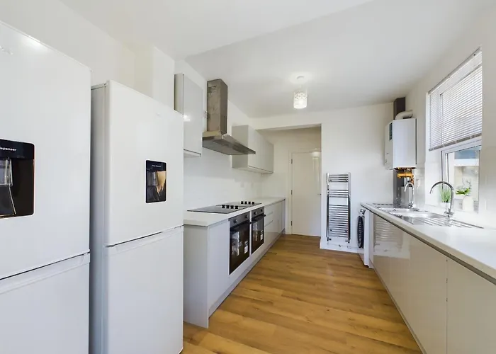 Sleek 6-Bed Townhouse With Garden