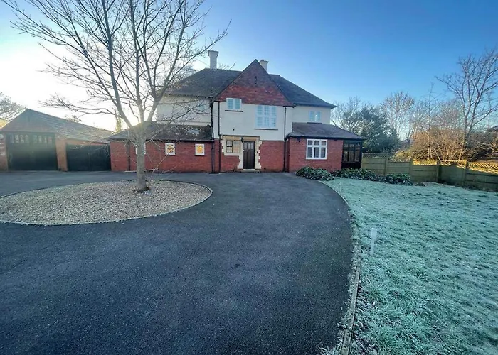 6 Bed-Sleeps 10-Gym-Hottub-Garden-Parking