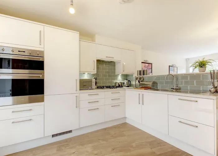 Lovely 2 Bed House In Bristol