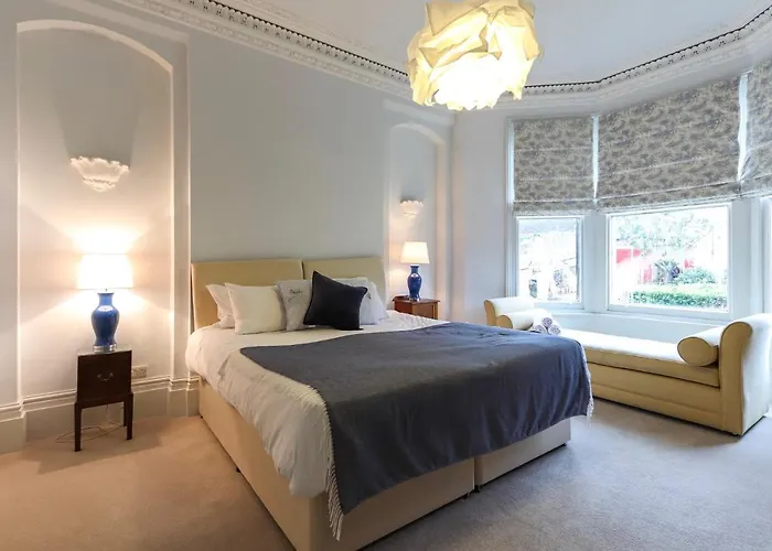 Bright Modern Two Bed With Parking