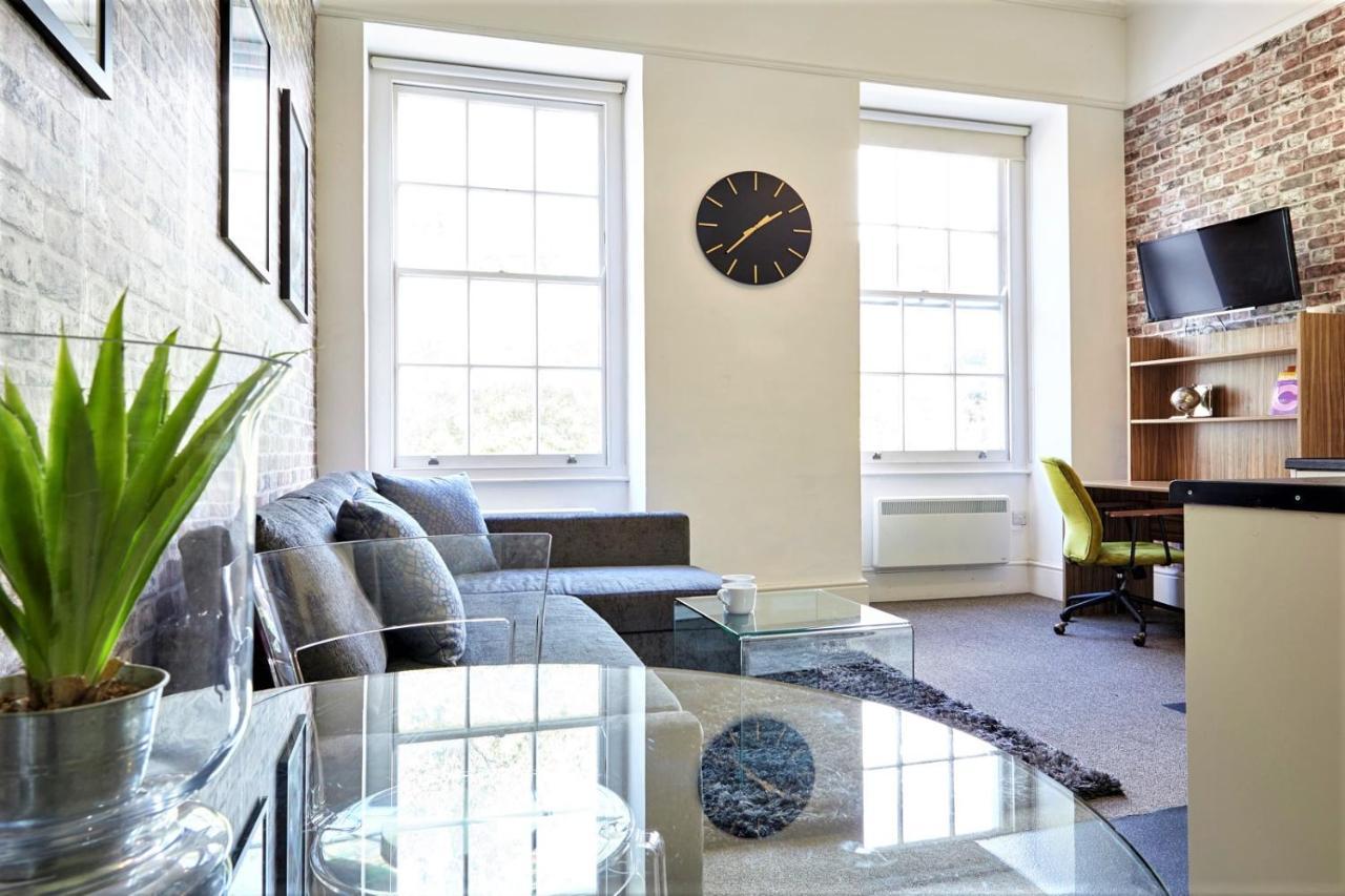 Berkeley Square Pads Apartment *