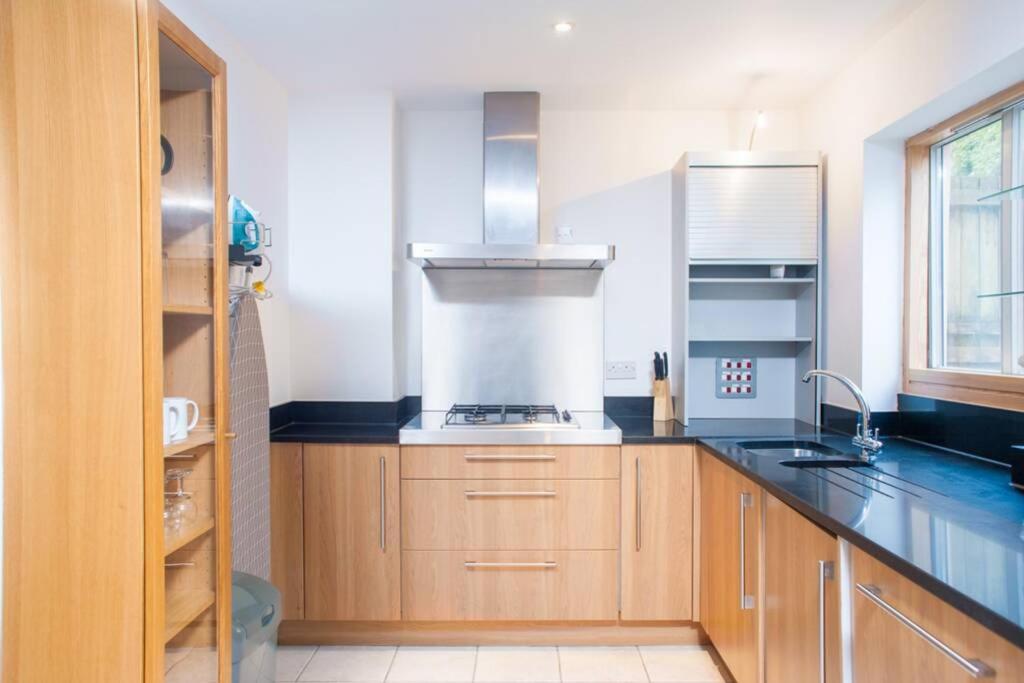 Clifton Jewel - 4 Bed Townhouse With Parking. Mycityhaven *
