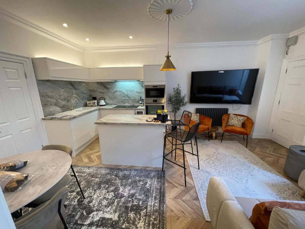 Central Period 2 Bed With Free Parking On Site Sleeps 1-6 *