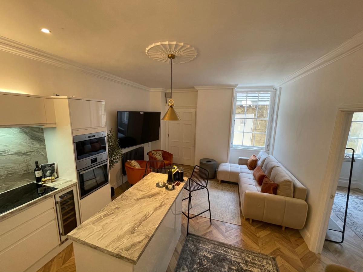 Central Period 2 Bed With Free Parking On Site Sleeps 1-6 *