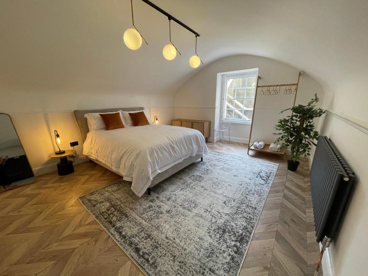 Apartment Central Period 2 Bed With Free Parking On Site Sleeps 1-6 *