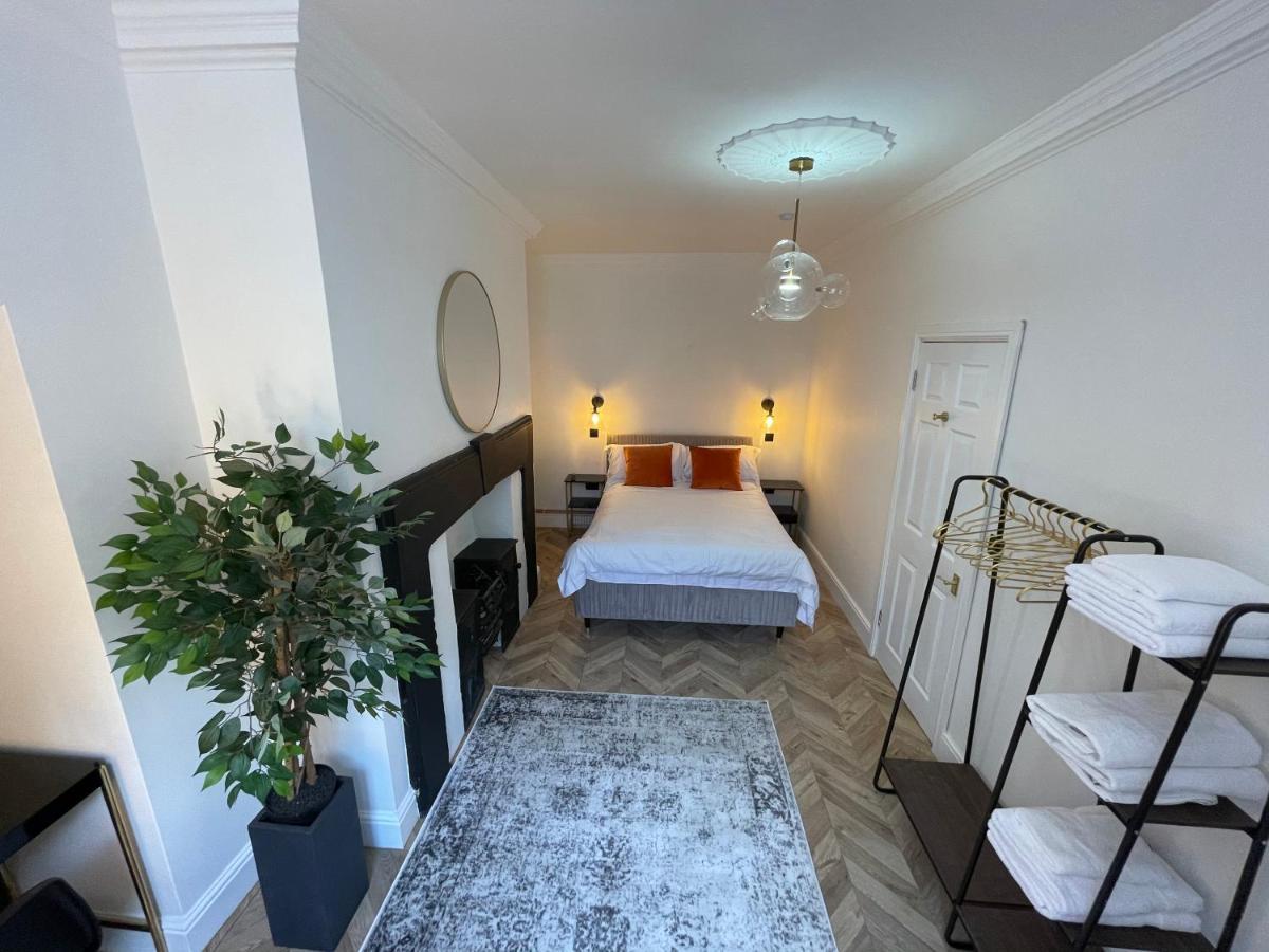 Central Period 2 Bed With Free Parking On Site Sleeps 1-6 Apartment