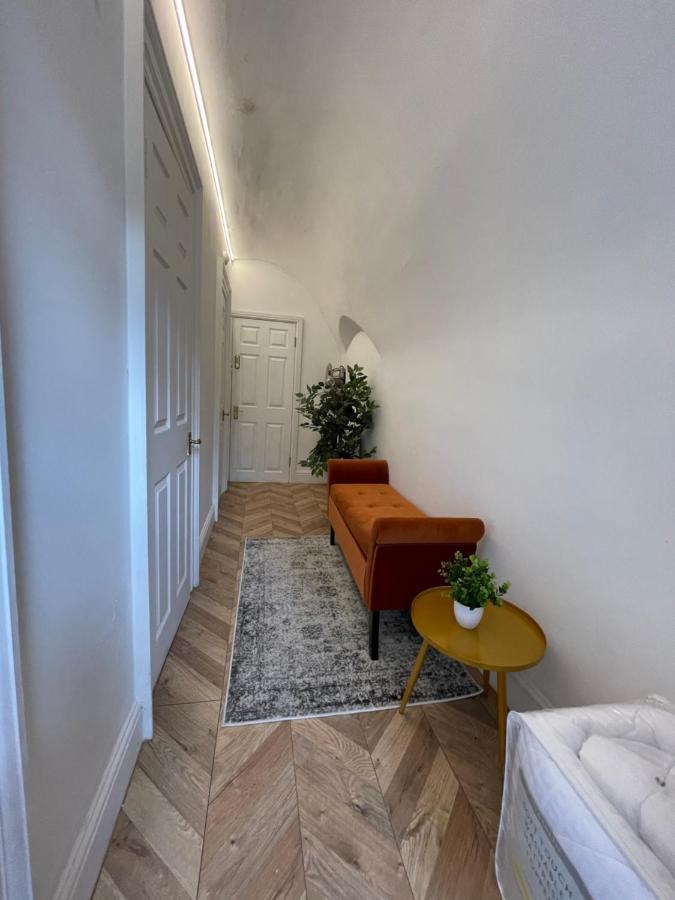 Central Period 2 Bed With Free Parking On Site Sleeps 1-6 Apartment *
