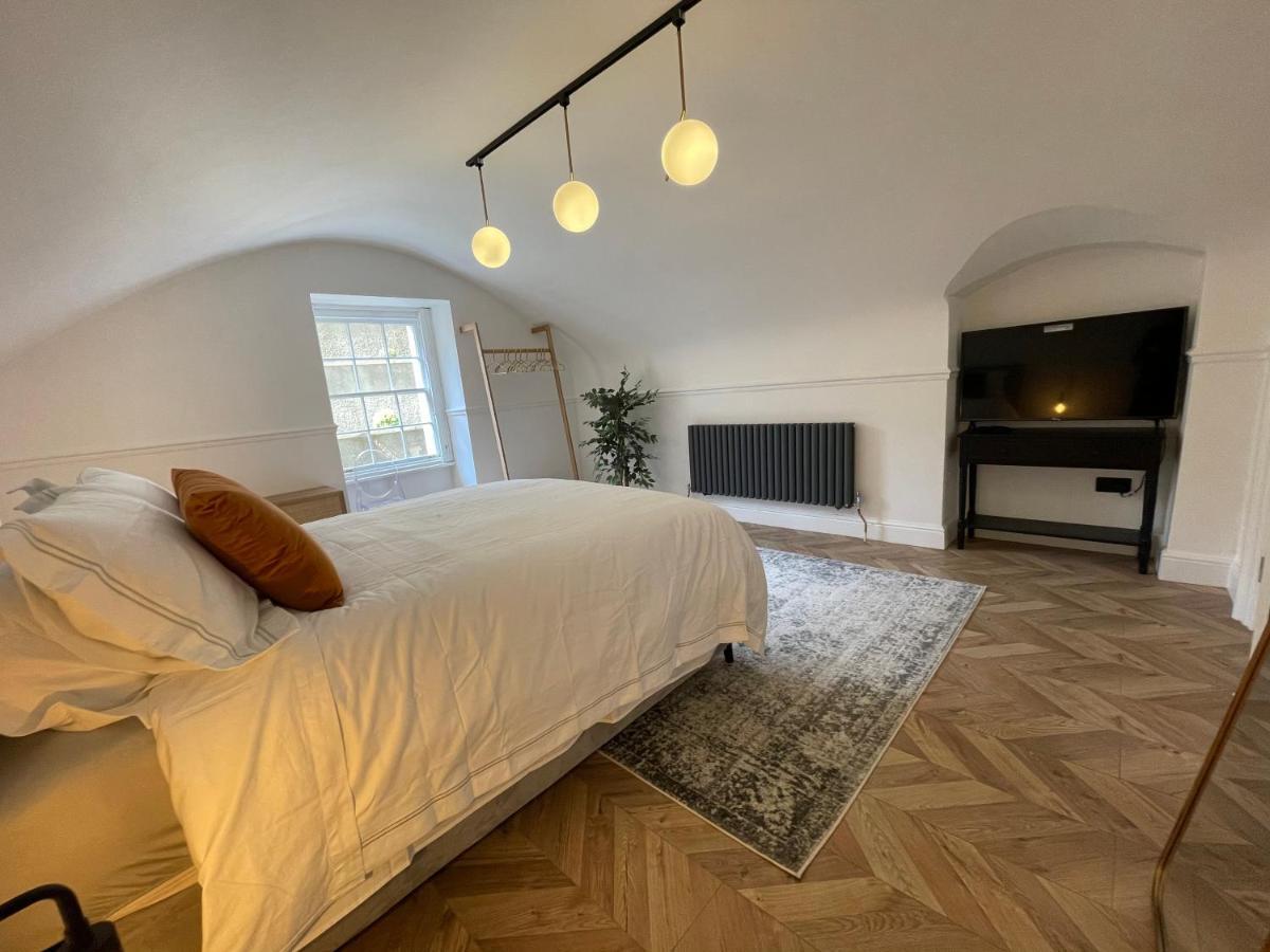 Central Period 2 Bed With Free Parking On Site Sleeps 1-6 *