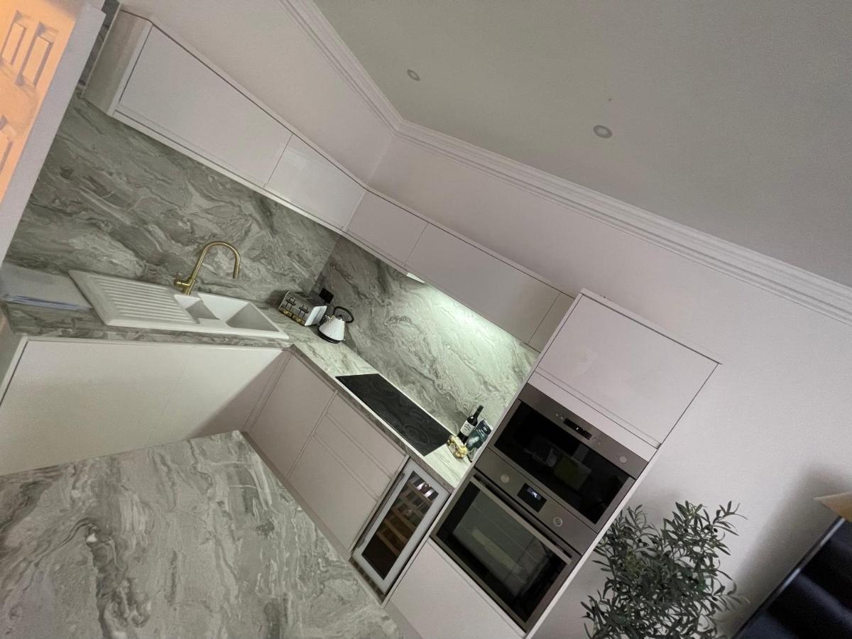 Central Period 2 Bed With Free Parking On Site Sleeps 1-6 Apartment