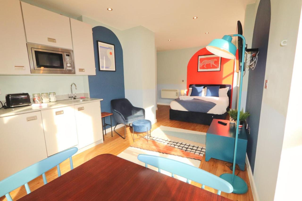 Street Apartment *