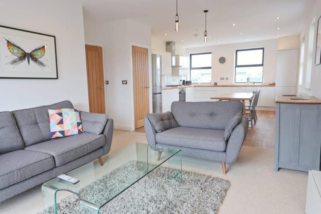 Contemporary 2 Bedroom With Parking Apartment