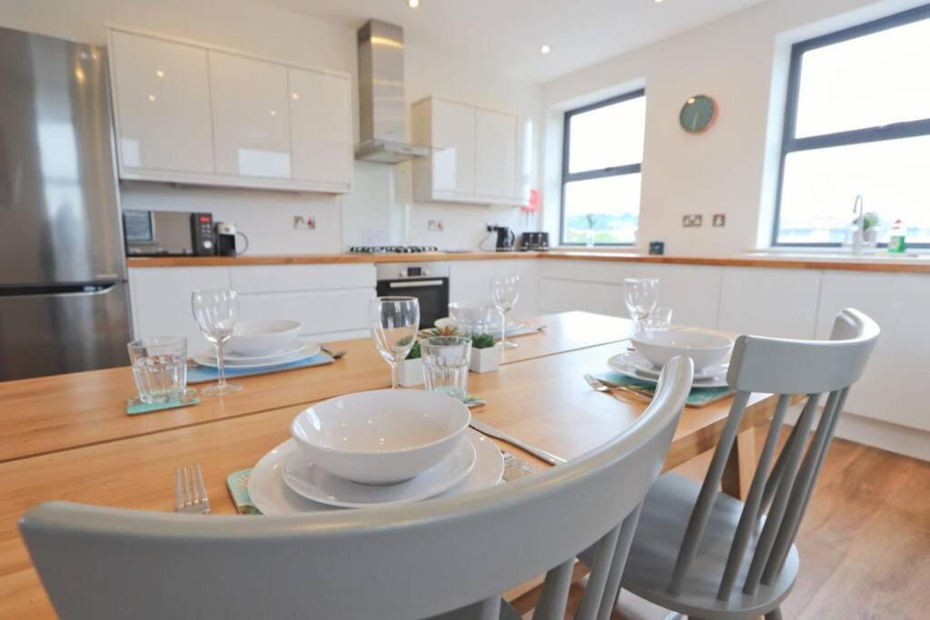 Contemporary 2 Bedroom With Parking Apartment