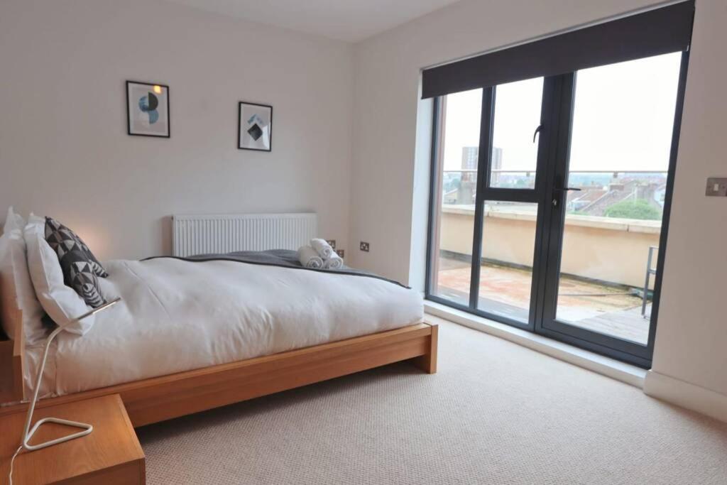 Contemporary 2 Bedroom With Parking *