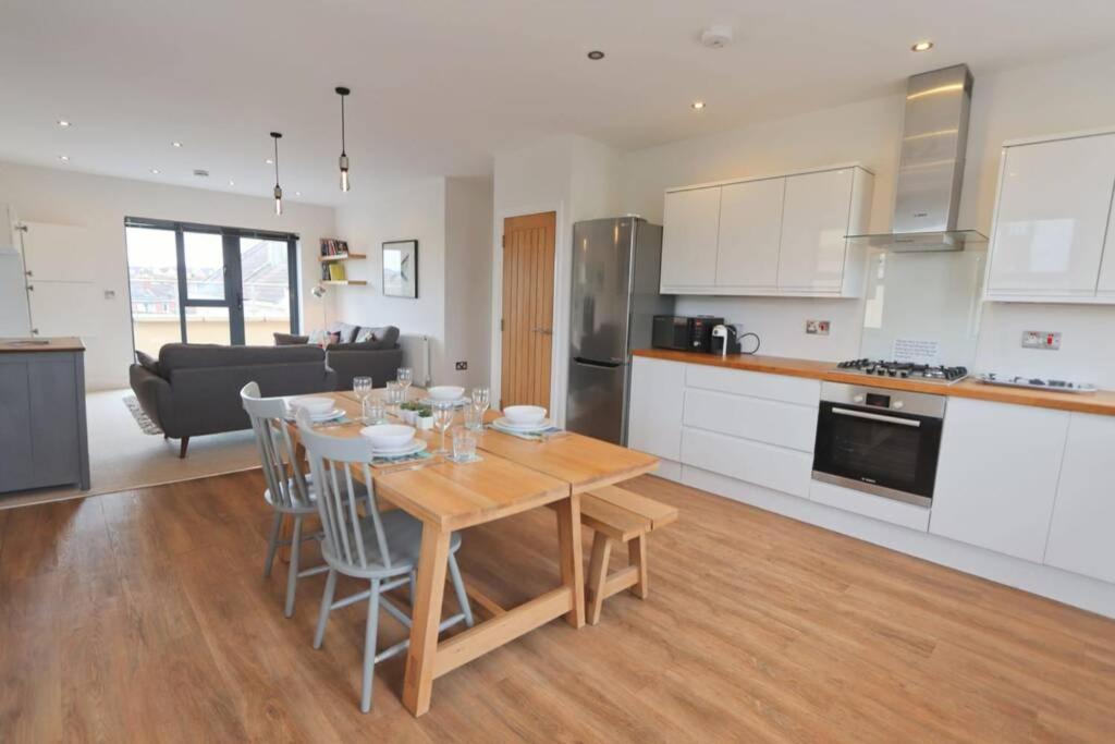Contemporary 2 Bedroom With Parking Apartment
