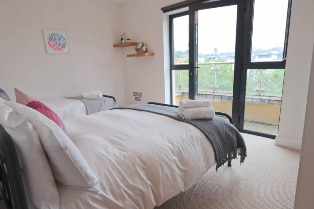 Apartment Contemporary 2 Bedroom With Parking *