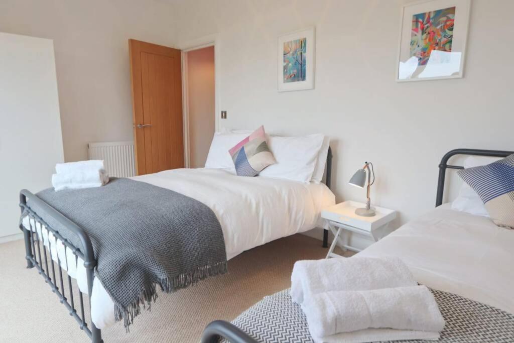 Contemporary 2 Bedroom With Parking Apartment Bristol