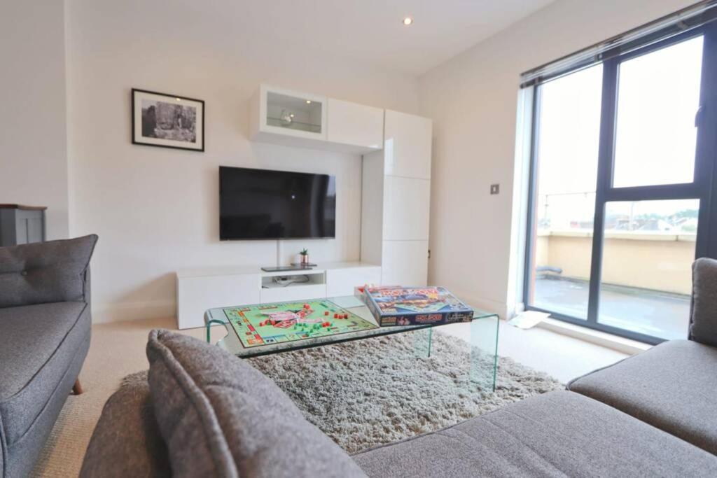 Contemporary 2 Bedroom With Parking Apartment *