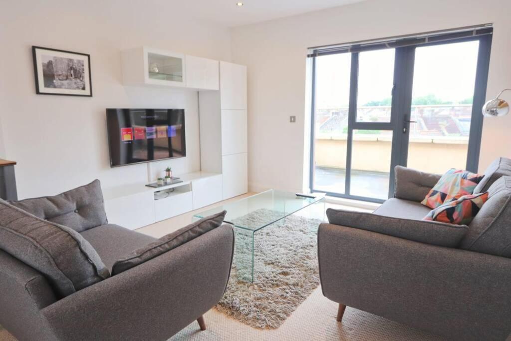 Contemporary 2 Bedroom With Parking Apartment *