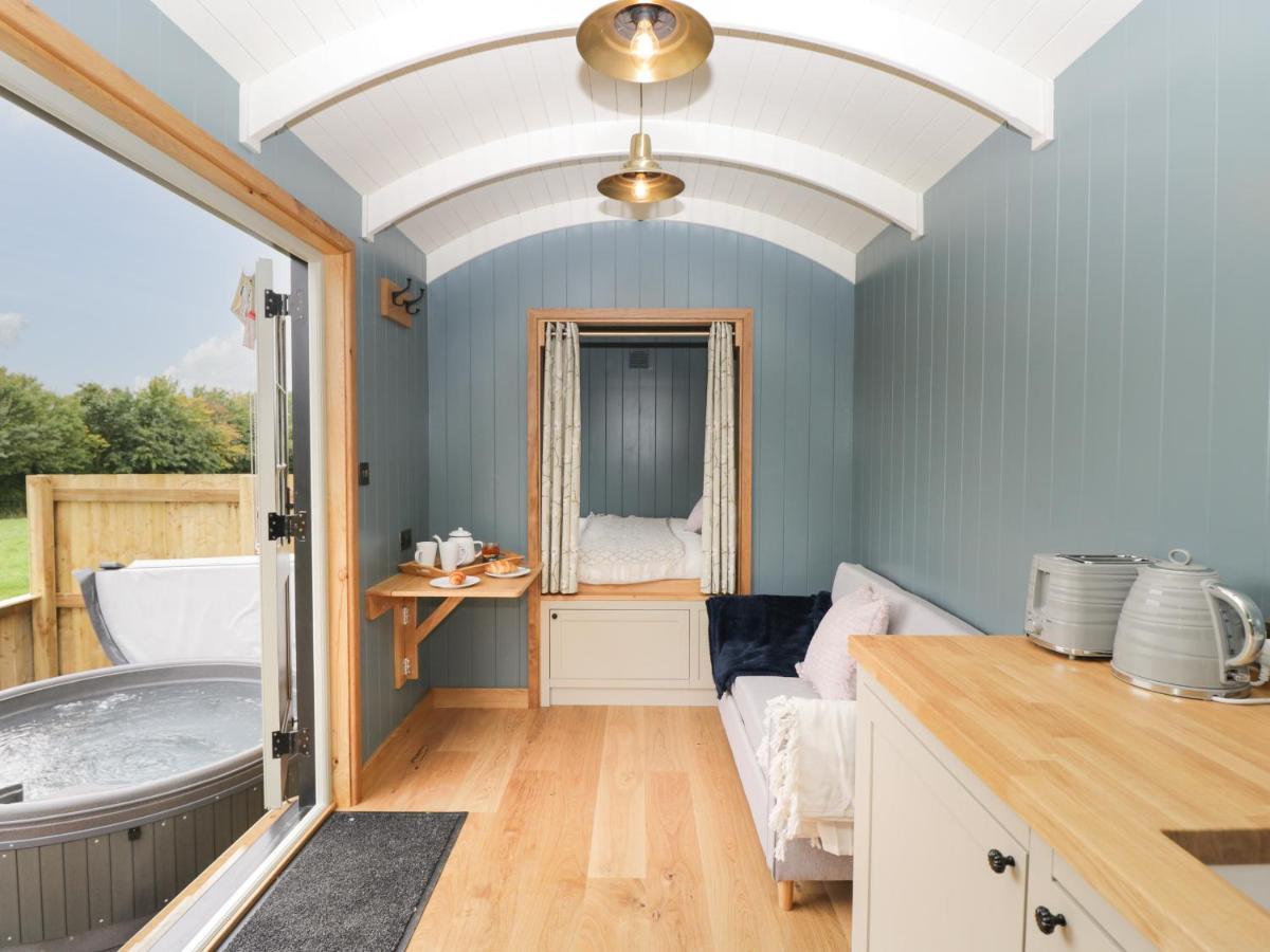 Honeysuckle Hut, Myrtle Farm Holiday home Bristol