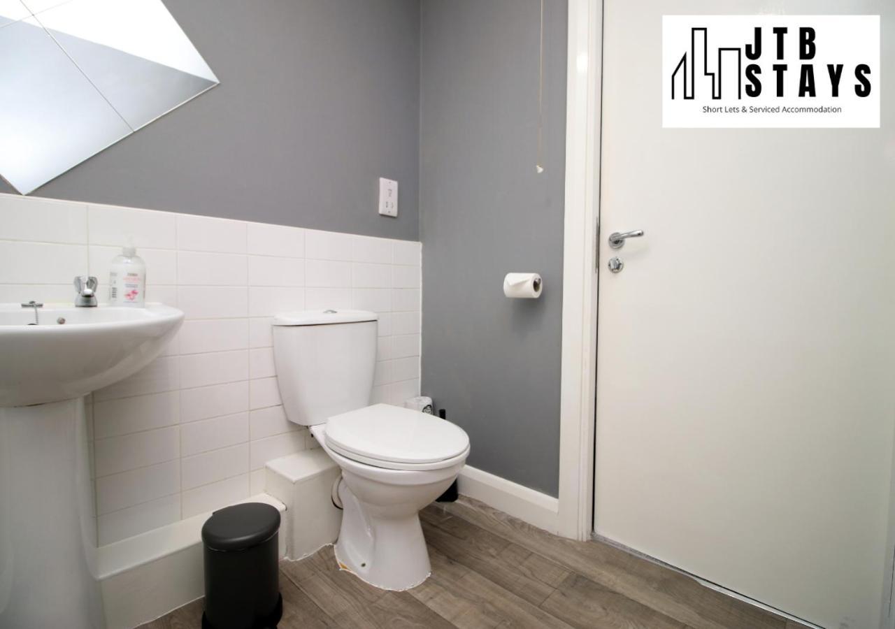 Fabulous 2 Bedroom Compass House By Jtb Stays Short Lets & Serviced Accommodation, Self Check-In And Wifi *