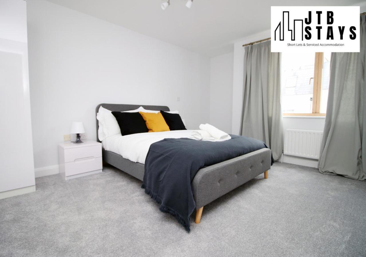 Fabulous 2 Bedroom Compass House By Jtb Stays Short Lets & Serviced Accommodation, Self Check-In And Wifi *