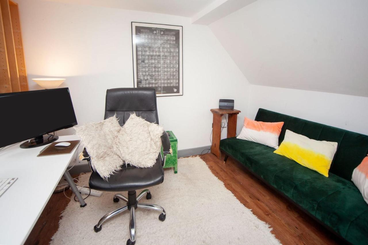 Special 3 Bedroom Townhouse With Parking In Holiday home Bristol