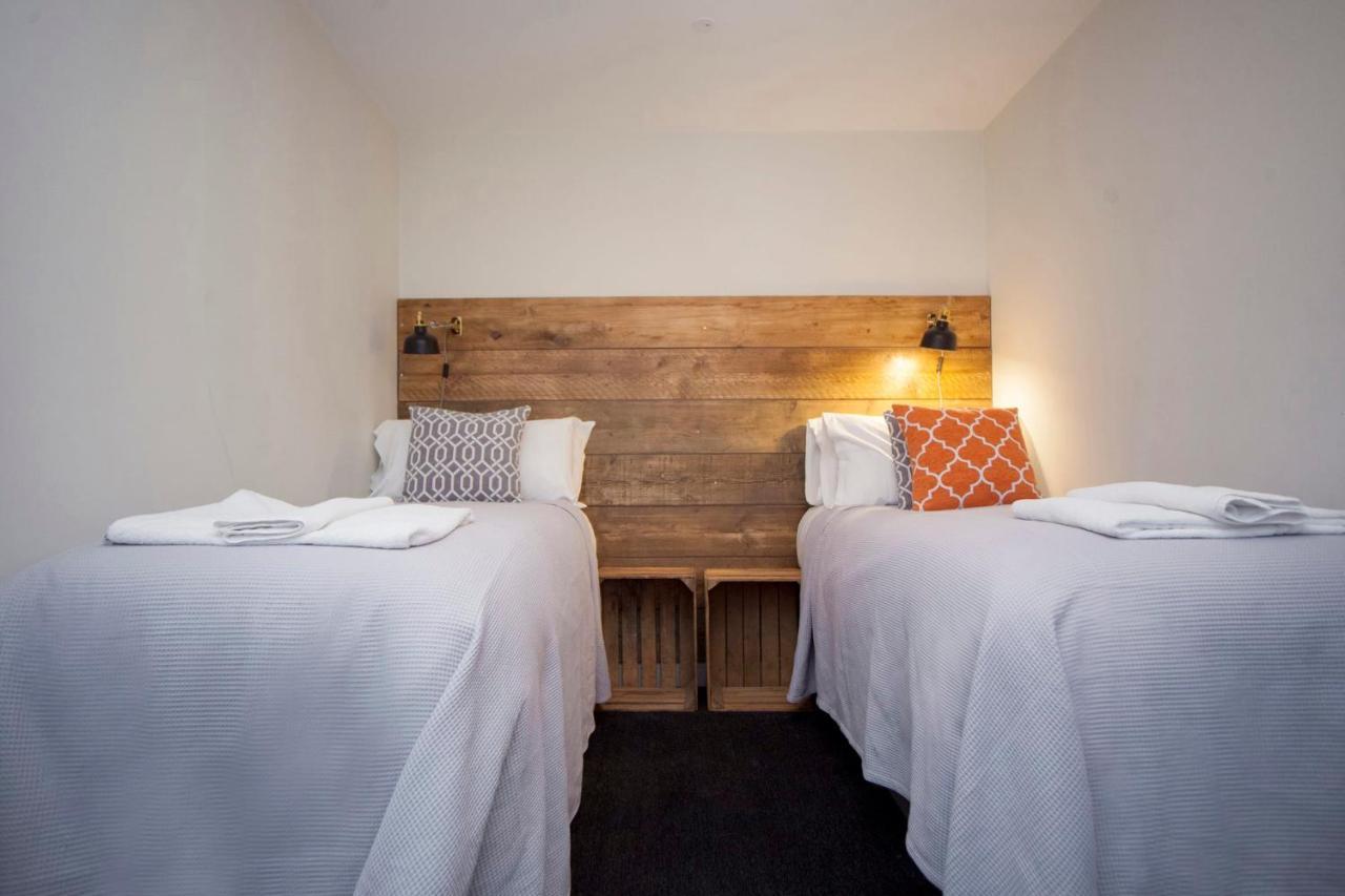 Higgihaus #3a & 3b 8 Bed Sleeps Up To 22 Big Groups Hip Location Holiday home *