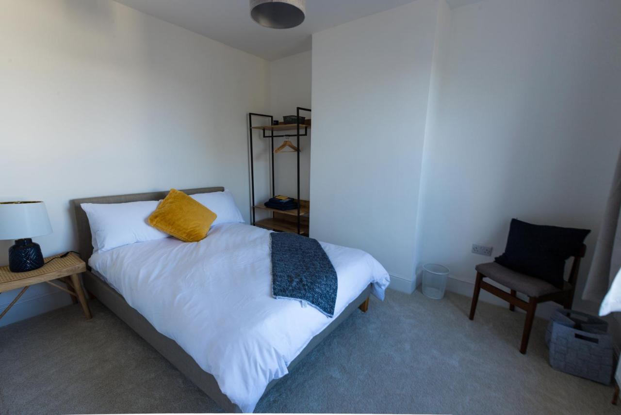 Amazing New 3 Double Bed House In Staple Hill! Apartment
