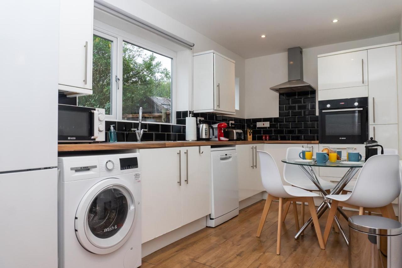 Relaxation By Olauda Sa - 3 Bed House With Free Parking Holiday home Bristol