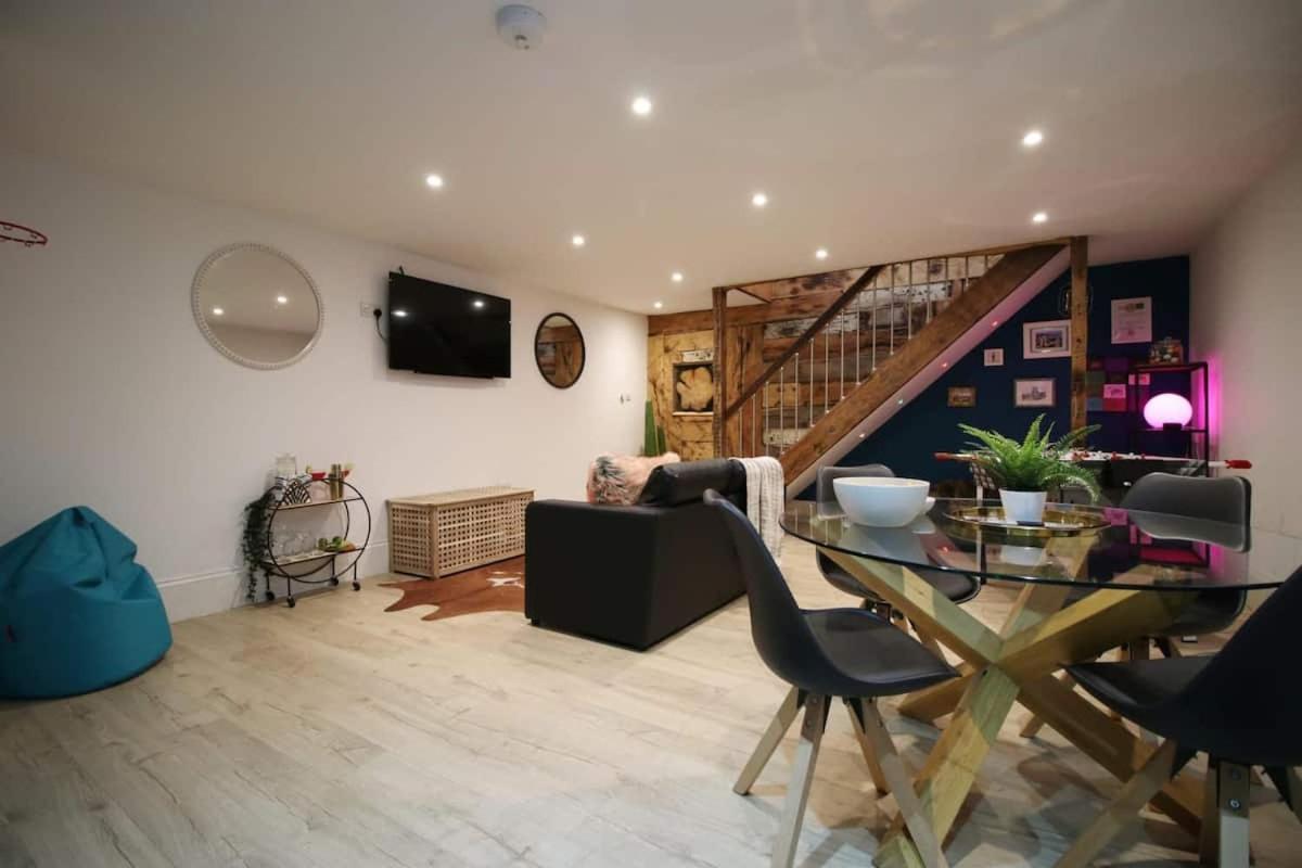 Apartment Exquisite Clifton Gem - Football Table *