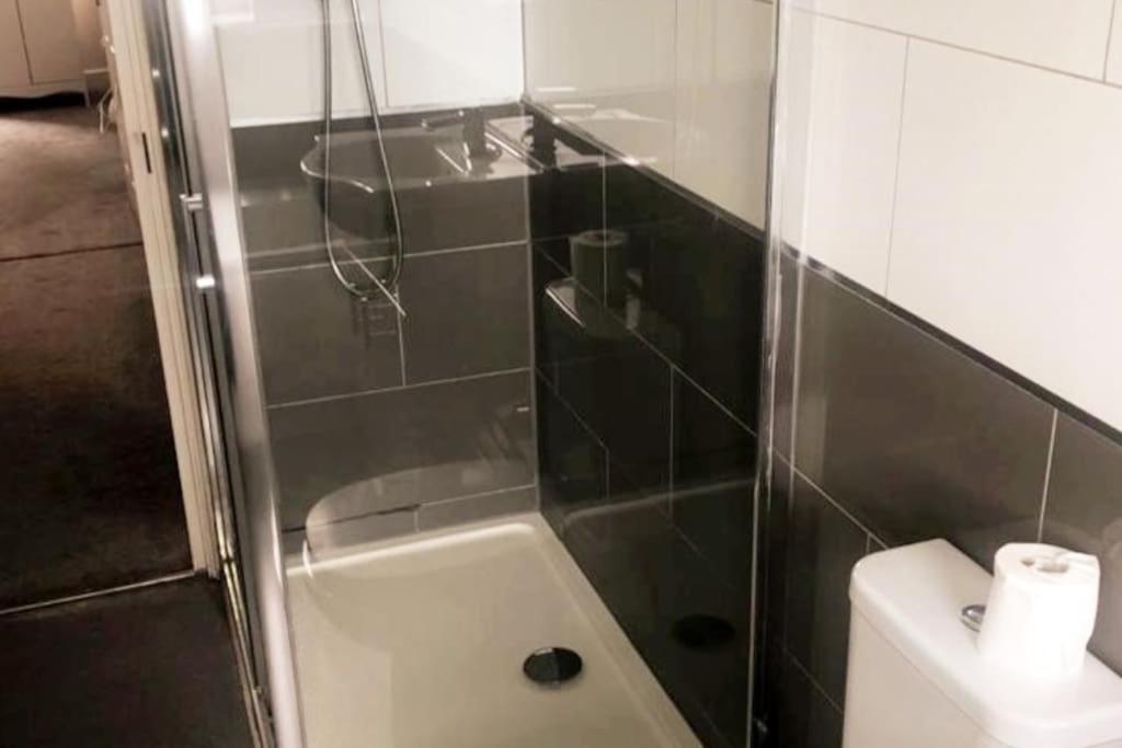 Short Term Lets From £15 Per Person Per Night Apartment