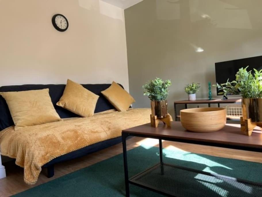 Short Term Lets From £15 Per Person Per Night Apartment *