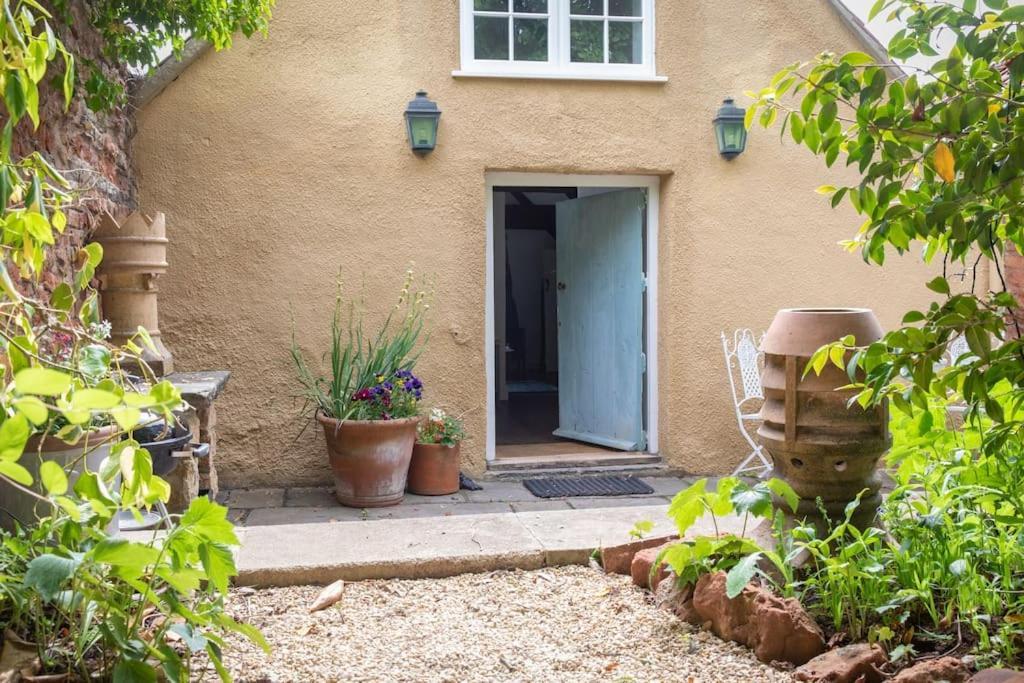 Loft Nr Bath & With Hot Tub Apartment Bristol