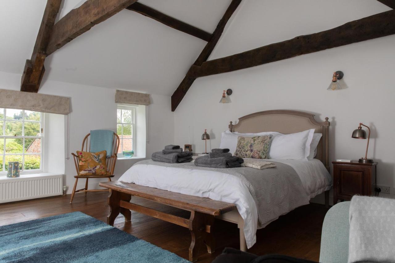 Loft Nr Bath & With Hot Tub Apartment Bristol