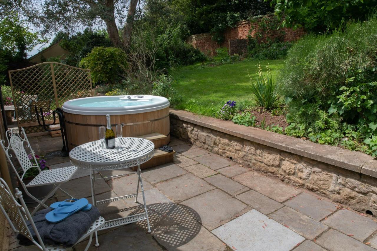 Loft Nr Bath & With Hot Tub Apartment