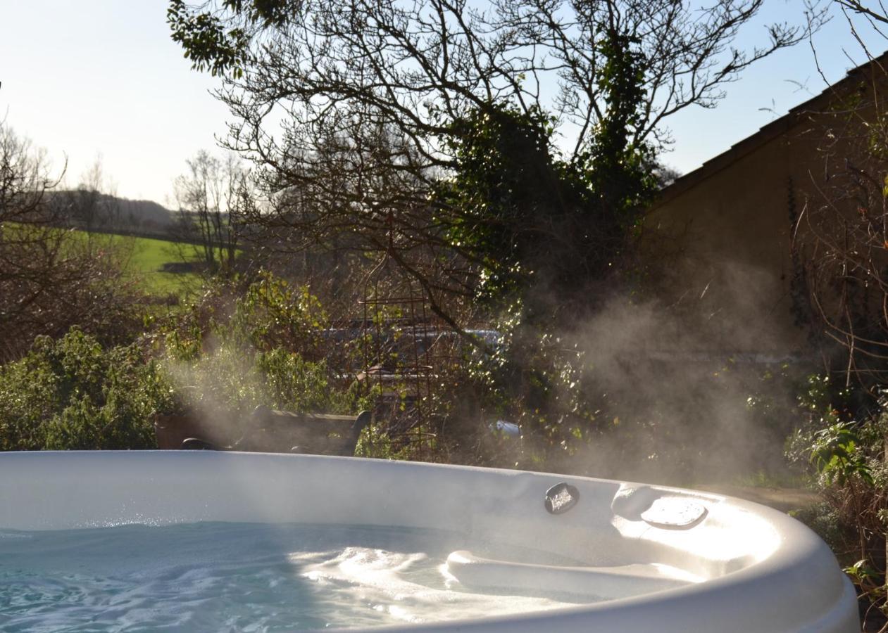 Loft Nr Bath & With Hot Tub Apartment