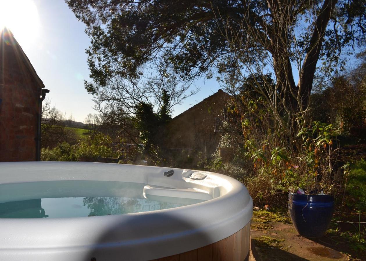 Loft Nr Bath & With Hot Tub Apartment Bristol
