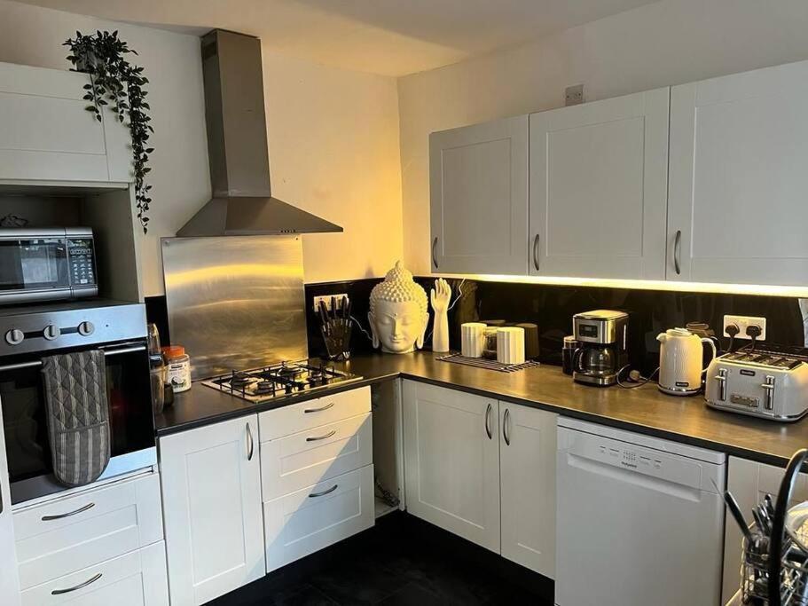 Spacious 3 Bedroom House Close To Centre Holiday home