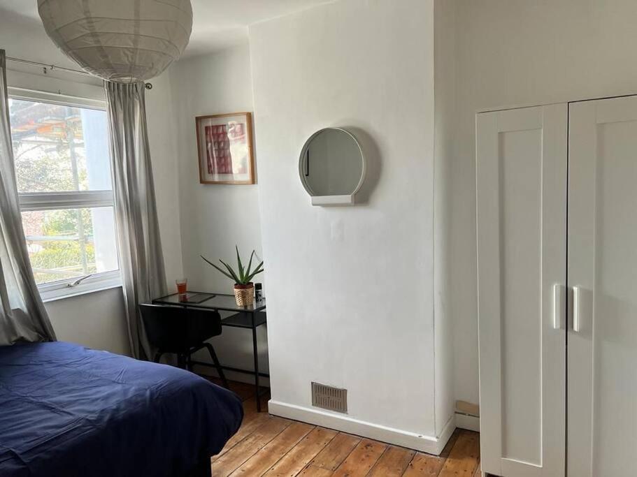 Spacious 3 Bedroom House Close To Centre Holiday home *
