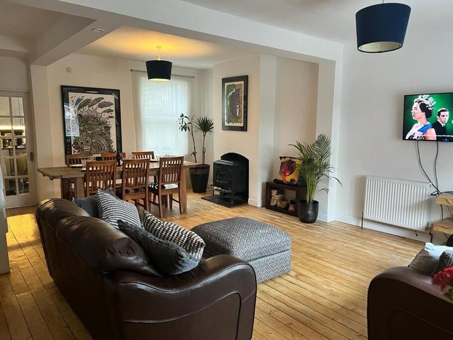 Spacious 3 Bedroom House Close To Centre * Bristol