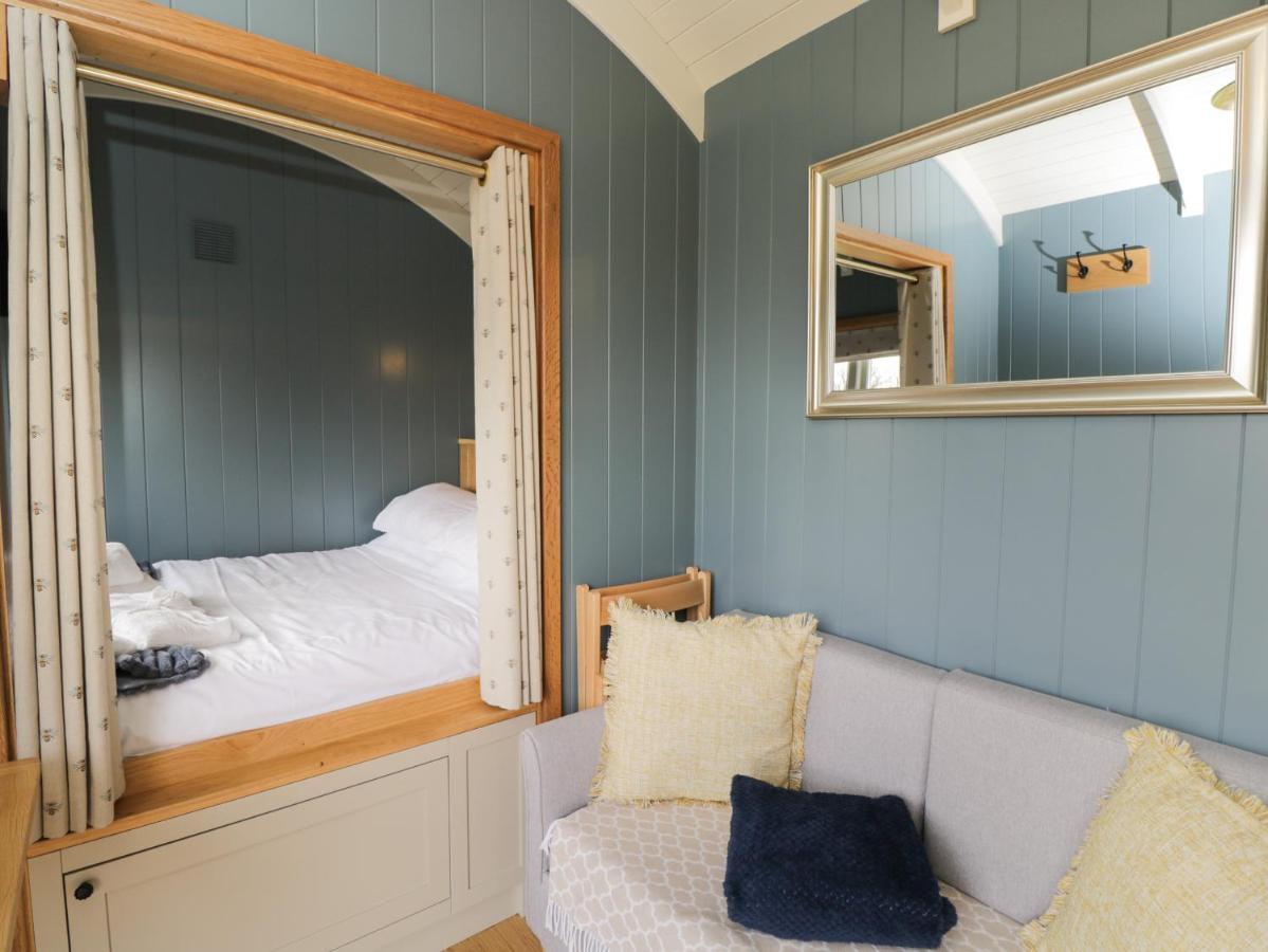Honeysuckle Hut, Myrtle Farm Holiday home