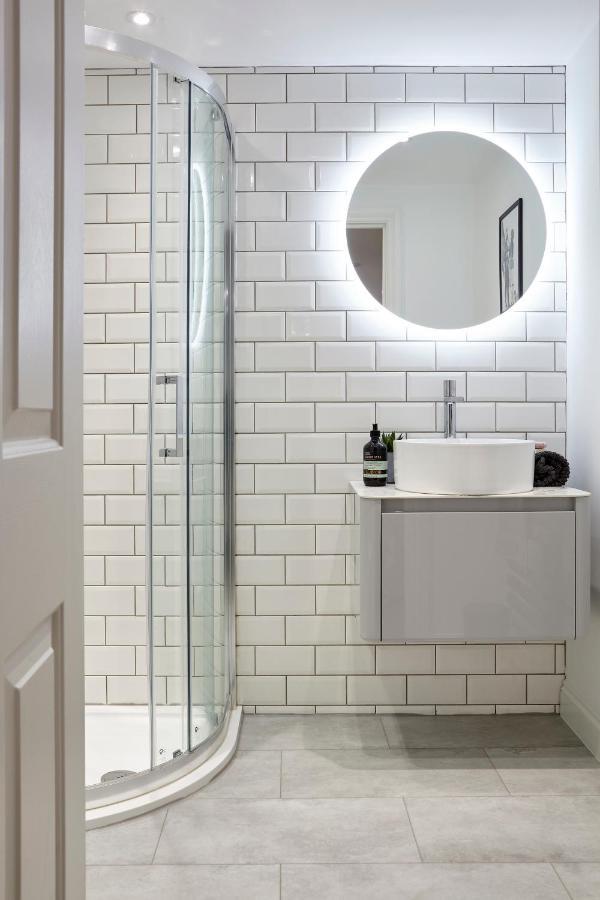 Apartment Stylish, Spacious Flat With Private Parking