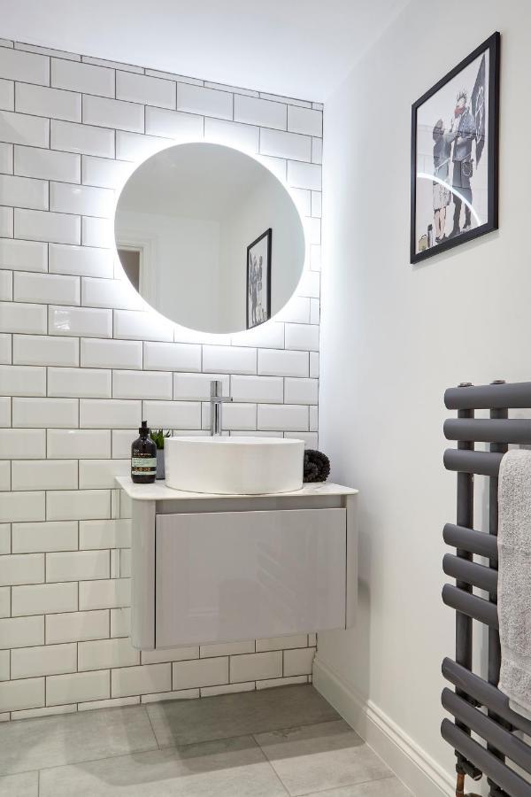 Stylish, Spacious Flat With Private Parking