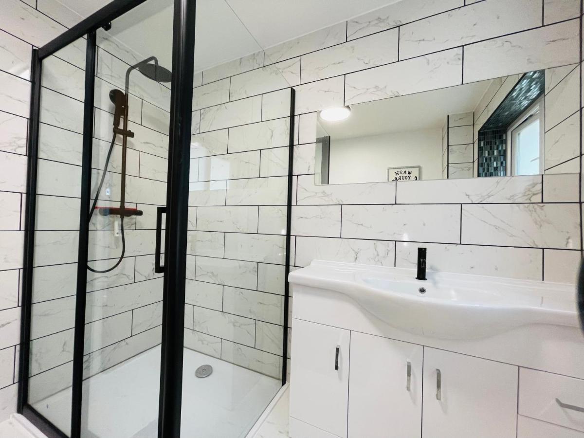 Holiday home Cheerful 5-bedroom With Free Parking Bristol