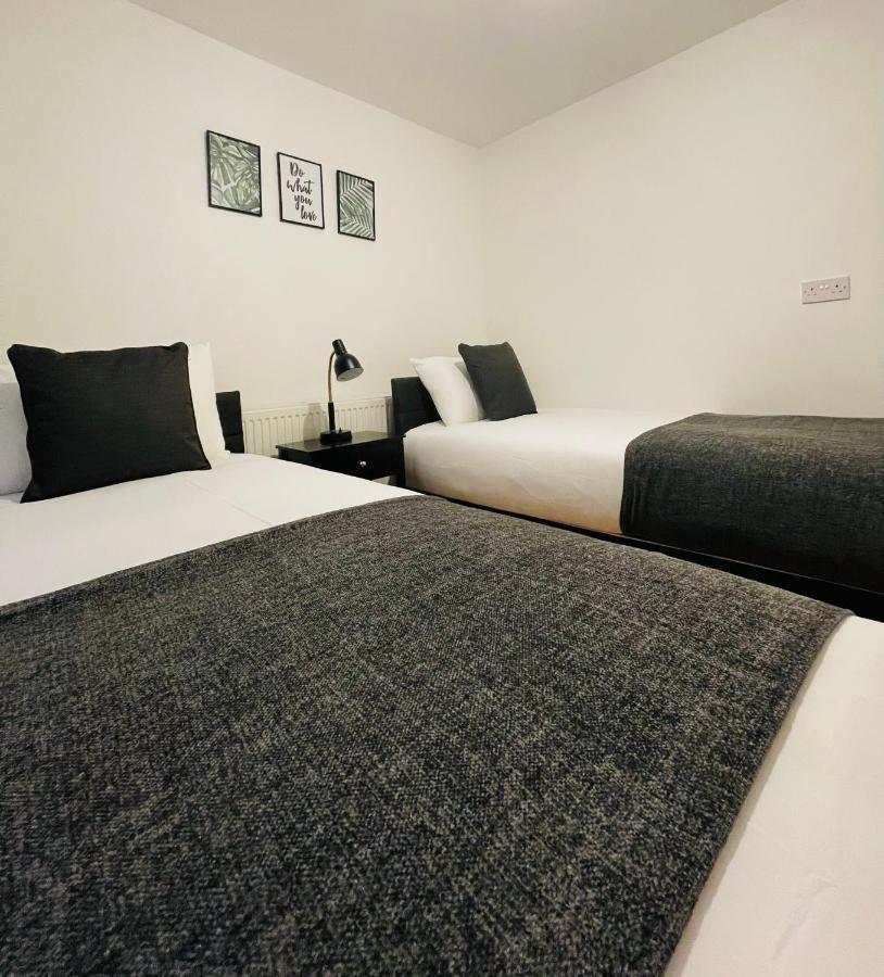 Cheerful 5-bedroom With Free Parking Holiday home