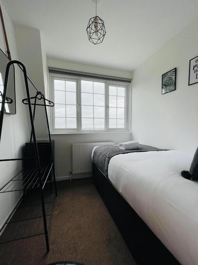 Holiday home Cheerful 5-bedroom With Free Parking