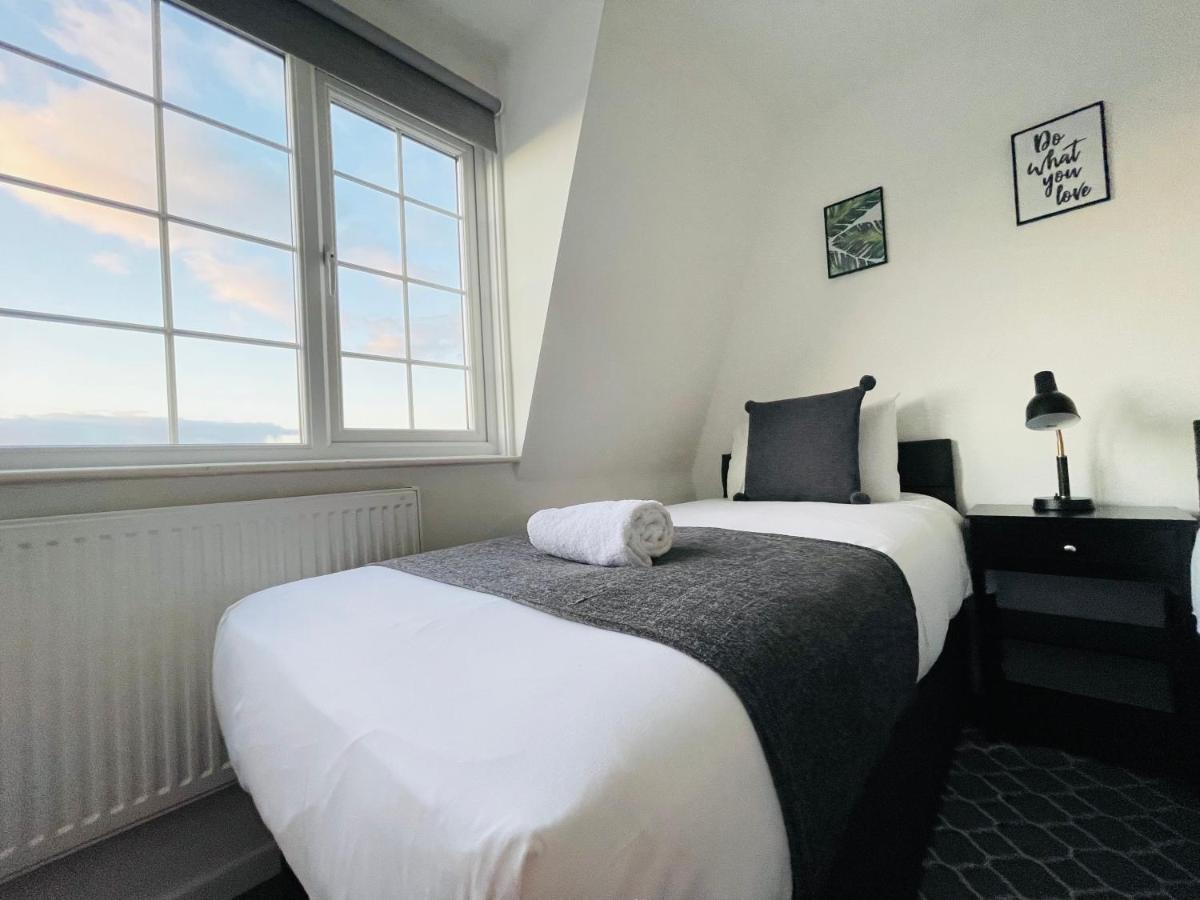 Cheerful 5-bedroom With Free Parking Holiday home